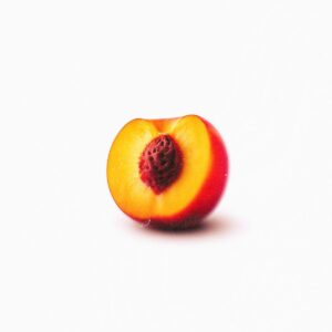 CON THE ARTIST Serves a Fresh Bite of Hooky Alt-Pop With “Peach”