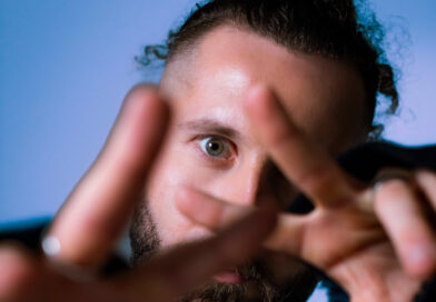 GRAMMY-nominated Elderbrook Unveils “Bette Davis Eyes,” an Emotive Hotel-Room-Recorded Cover of Kim Carnes’ 1981 Classic